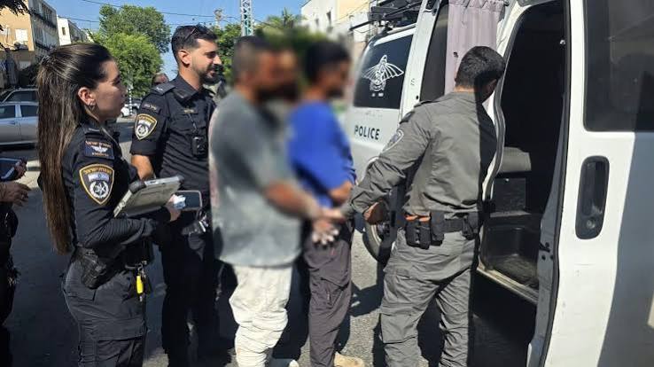 جيش الاحتلال يعتقل  3 من افراد الشرطة الفلسطينية لإقامة حاجز في بيتونيا